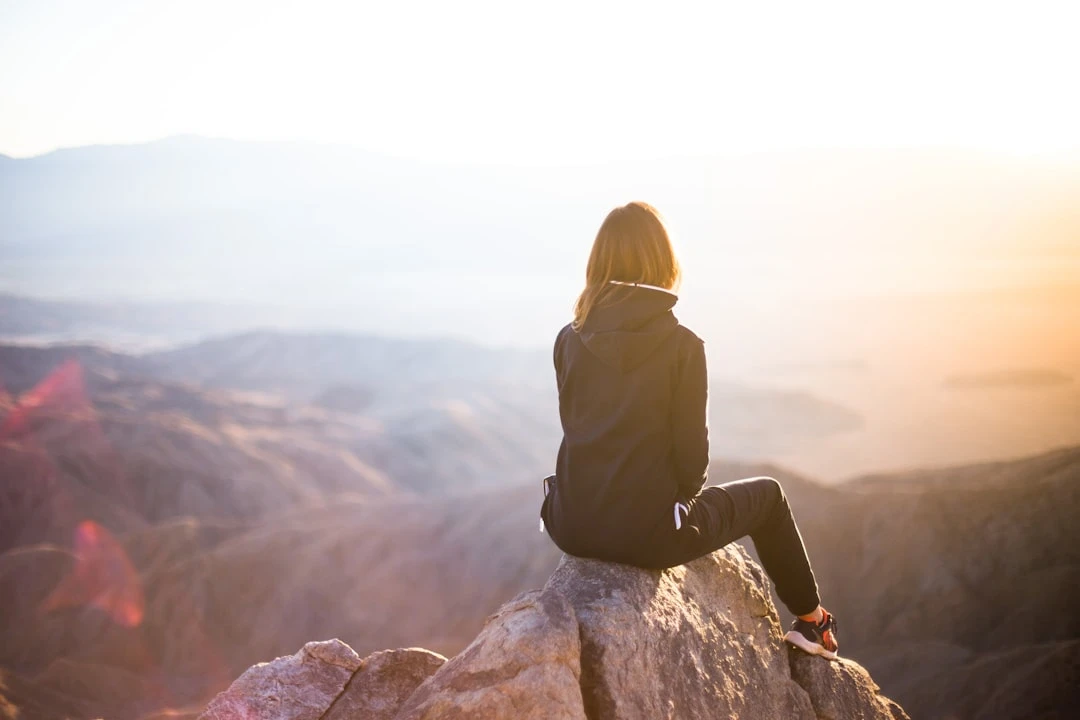 Person blickt über eine weite Landschaft