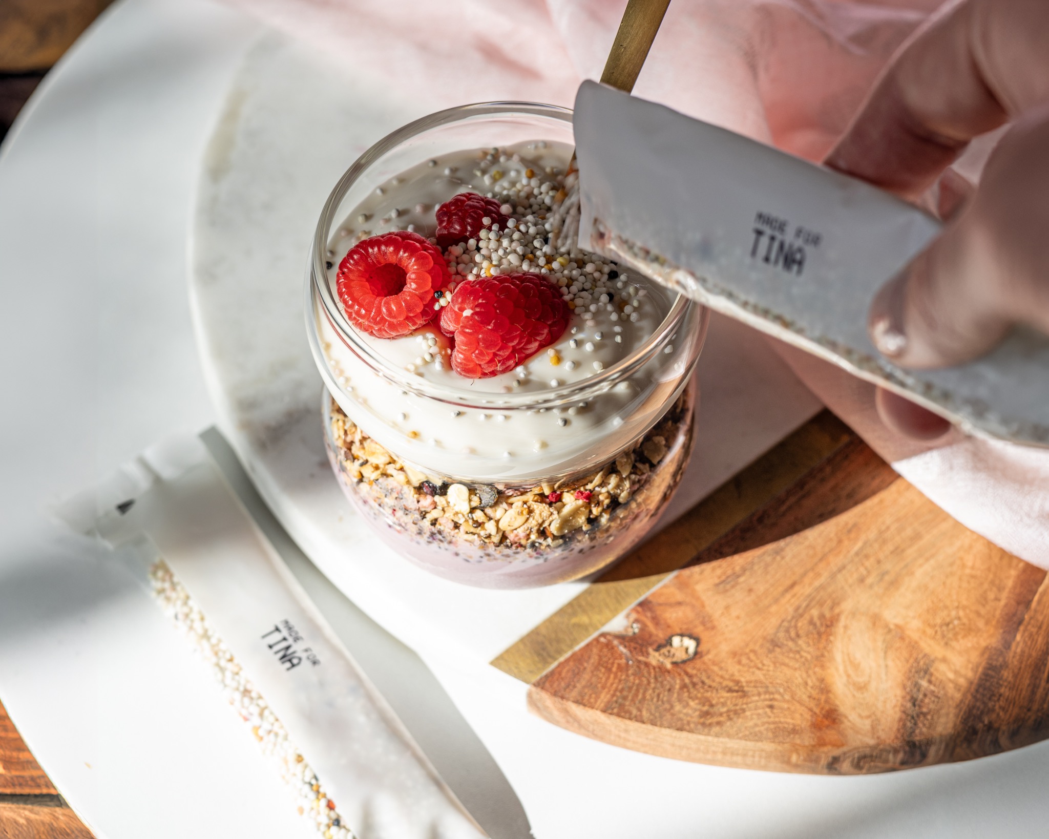 Personalisierter Mikronährstoff-Stick wird zu einem Frühstück mit Himbeeren gegeben